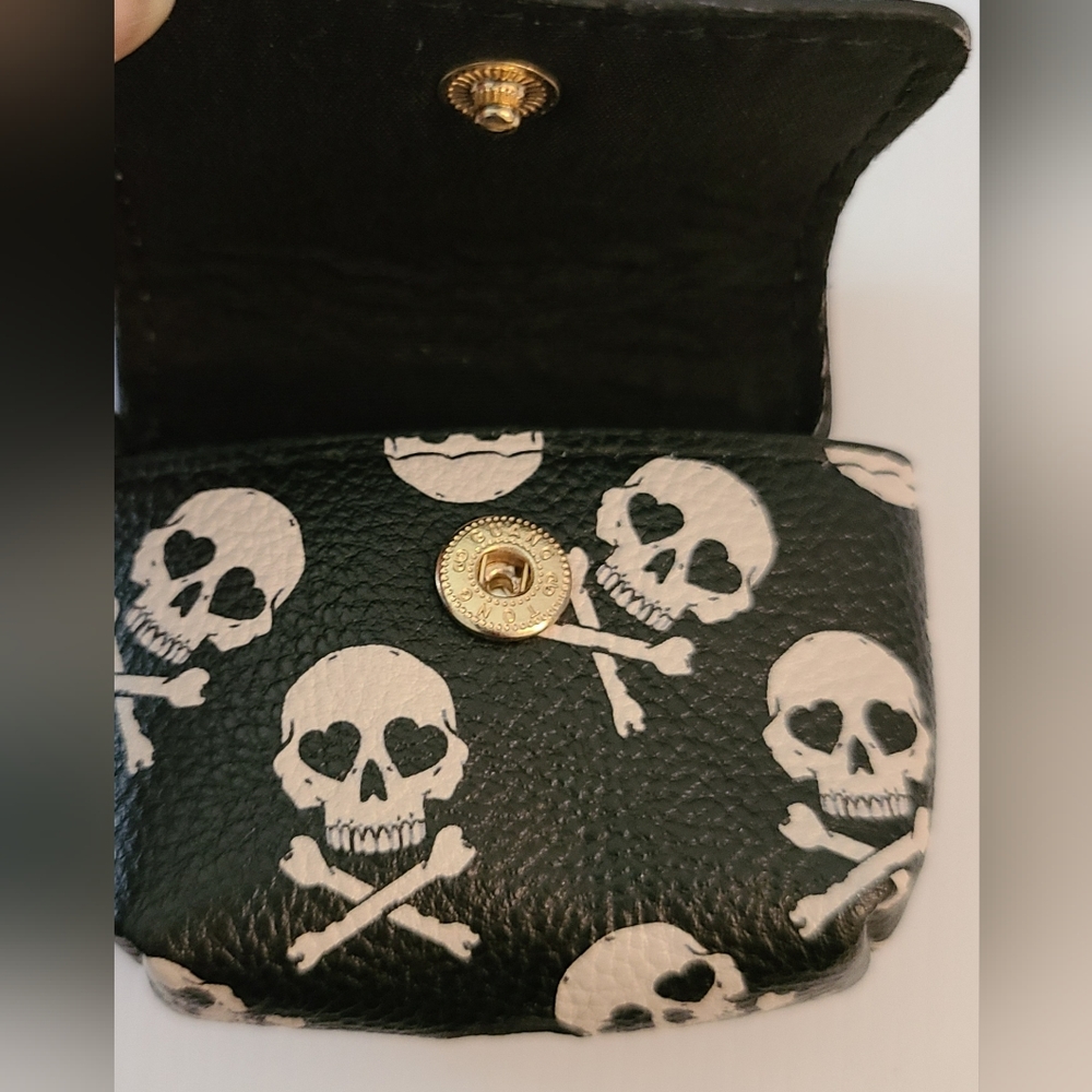 BETSEY JOHNSON SKULLS BONES AIRPOD CASE MINI POUCH COIN BAG CHARM CLIP - Picture 8 of 12